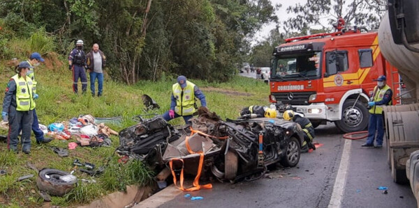 Quatro pessoas morrem em acidente entre um caminhão e um Astra na BR-470