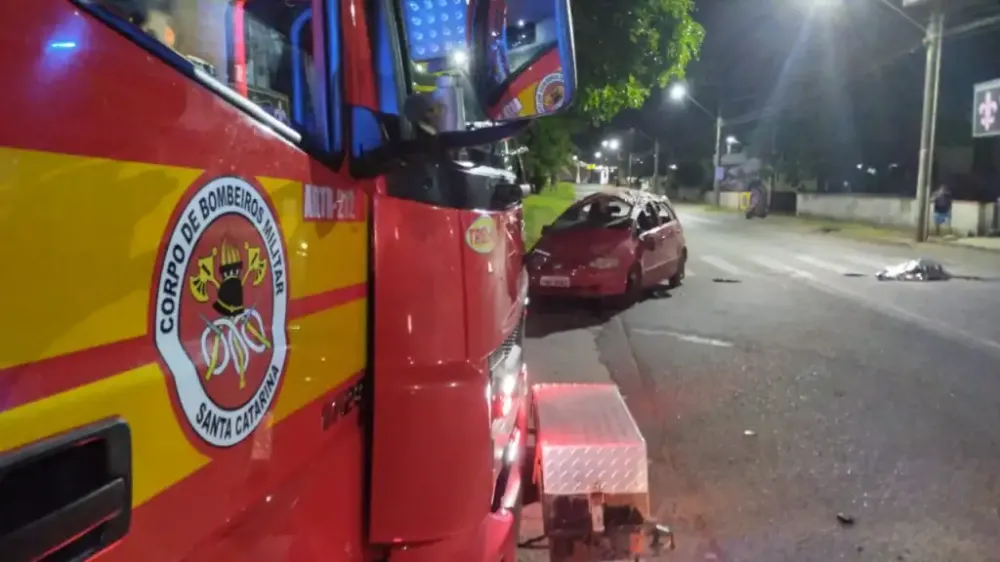 Cozinheira morre após carro capotar na marginal leste da BR-101 em Barra Velha