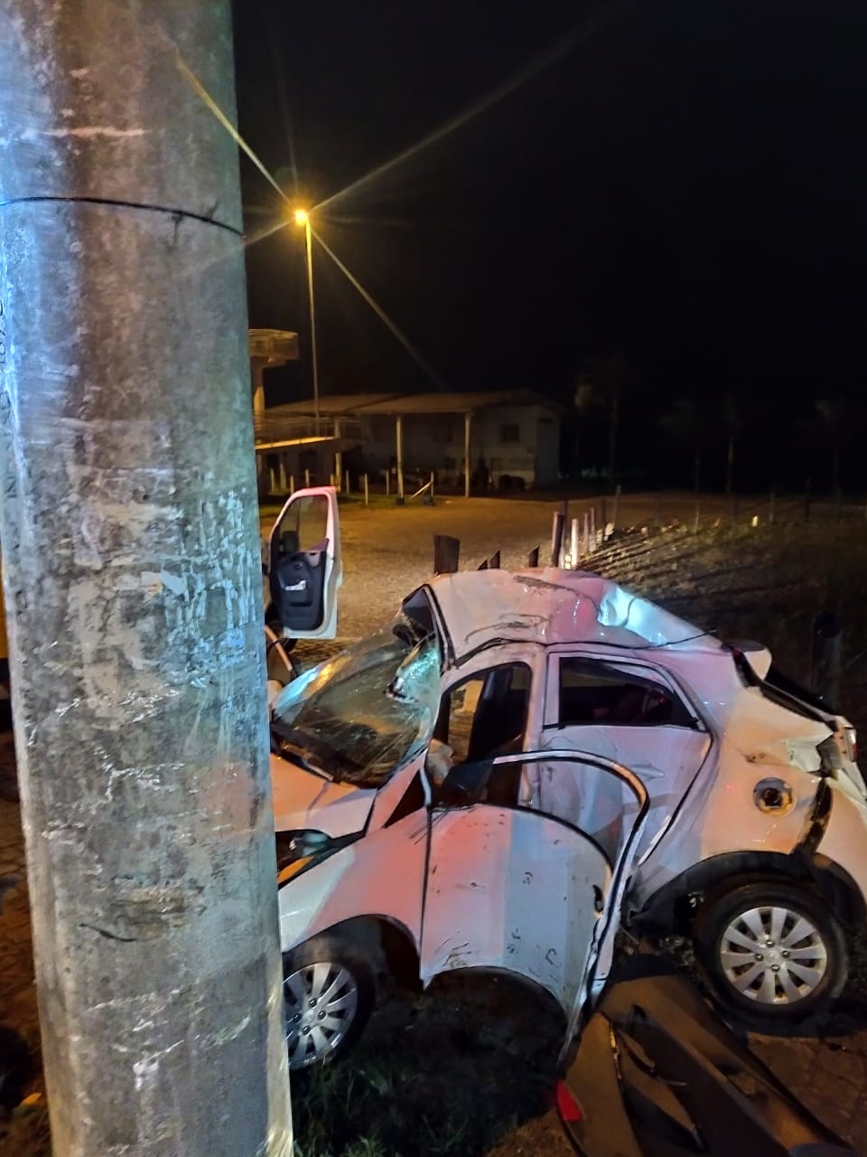 DUAS PESSOAS MORREM AO BATER EM POSTE NA MARGINAL LESTE EM BARRA VELHA