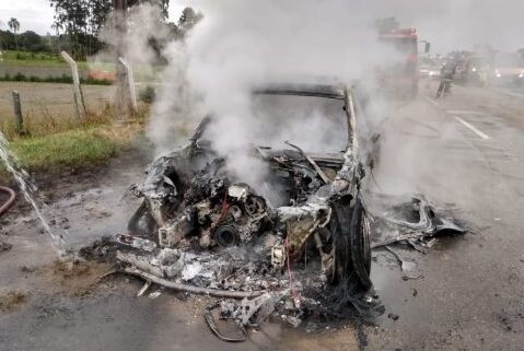 Barra Velha: BMW pega fogo na BR-101 e dono abandona antes dos Bombeiros chegarem