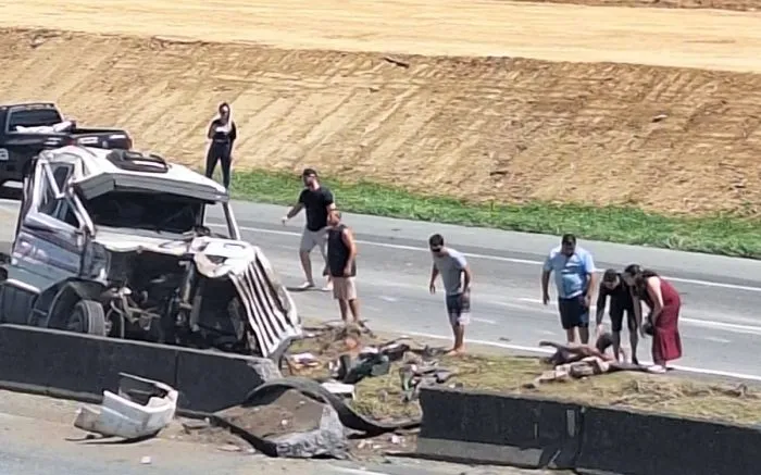 Caminhoneiro fica em estado grave após tombar carreta na BR-101 em Penha