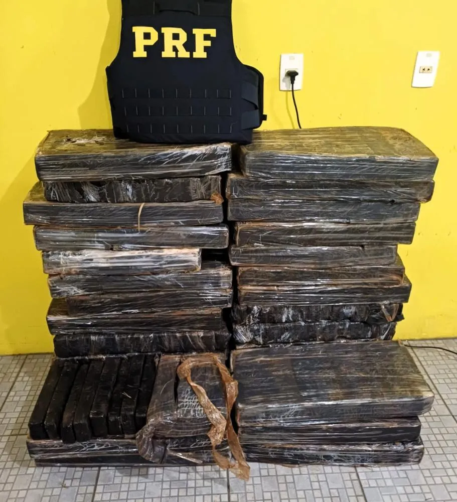 PRF apreende 285 kg de maconha na BR-101 em Barra Velha