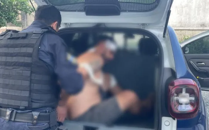 Homem capota jipe em Cabeçudas e é preso ao tentar fugir da polícia