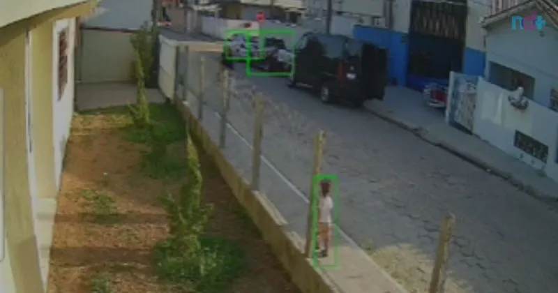 Criança de dois anos sai sozinha de creche em Itapema e câmera mostra menino no meio da rua