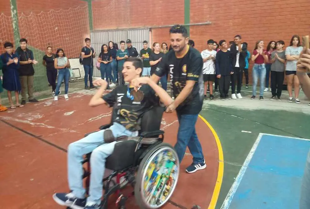 Emanoel Carlos dos Santos é recepcionado com festa no Colégio Manoel Henrique de Assis em Penha