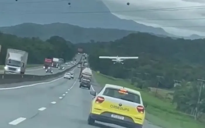 Avião faz pouso forçado na BR-101 em Garuva