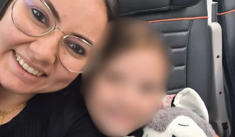 Após um mês no RJ, menina sequestrada pelo pai volta para casa em Blumenau