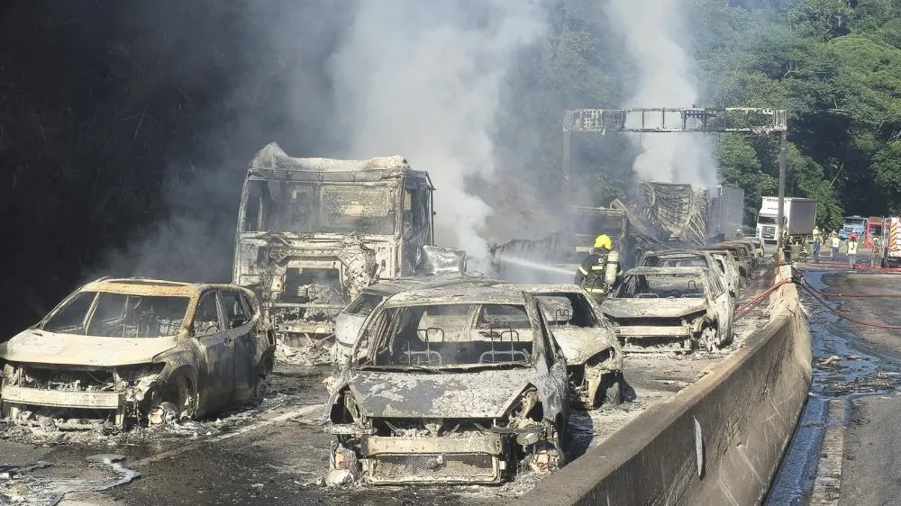 Motorista de caminhão-tanque teve 30% do corpo queimado em explosão na BR-101 em Palhoça