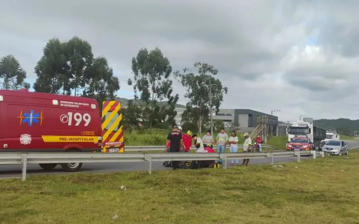 Motociclista morre no km 119 da BR-101 ao bater na traseira de caminhão em Itajaí