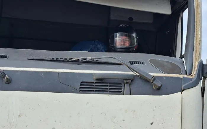 Motorista é flagrado usando capacete em carreta sem para-brisa na BR-163