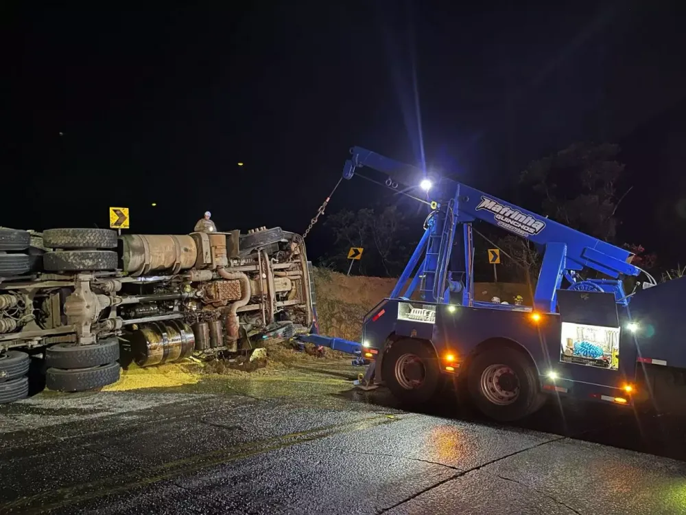 Caminhoneiro morre após bitrem carregado de soja tombar na Serra Dona Francisca em Joinville
