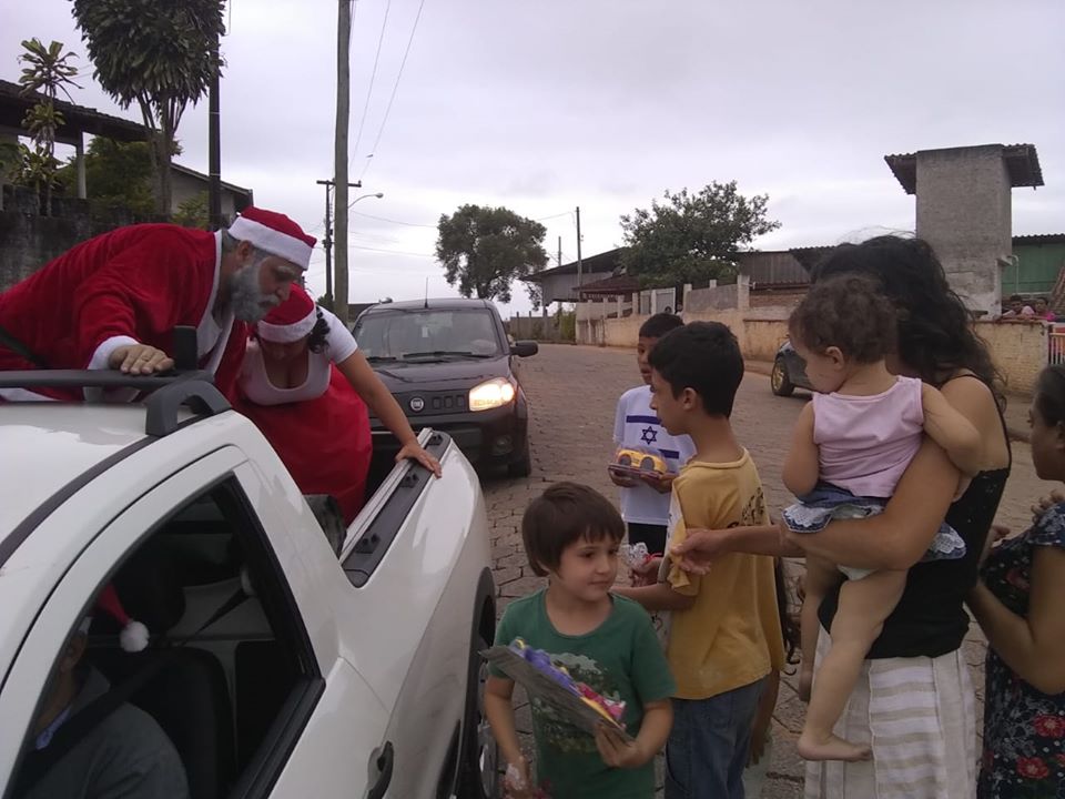 BARRA VELHA: CRIANÇAS DO MORRO DO COLCHÃO RECEBEM A VISITA DO PAPAI NOEL DA COMUNHÃO ESPÍRITA ELO DE AMOR