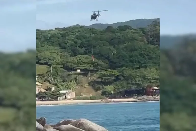Pescador é resgatado no mar após cair de costão em Bombinhas