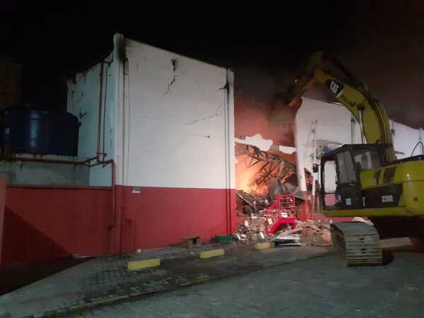Balneário Piçarras: Incêndio destrói parcialmente o Supermercados Top no Centro da cidade