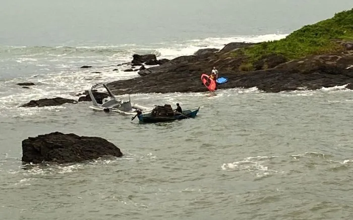 Lancha da Marinha bate em costão e fica à deriva entre as praias do Geremias e Cabeçudas
