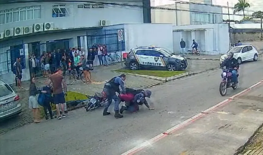 Guarda de Itajaí dá chutão em moto e ação termina com pai e filho atropelados