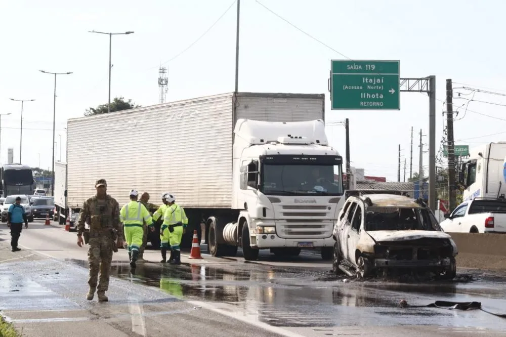 Acidente bloqueia BR-101 em Itajaí e trava ainda mais o trânsito no começo do feriadão