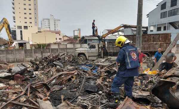 Balneário Piçarras: Bombeiros iniciam investigações para apurar causas do incêndio do Supermercados Top