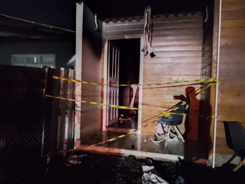 Penha - Incêndio atinge casa no bairro Santa Lídia na madrugada de hoje