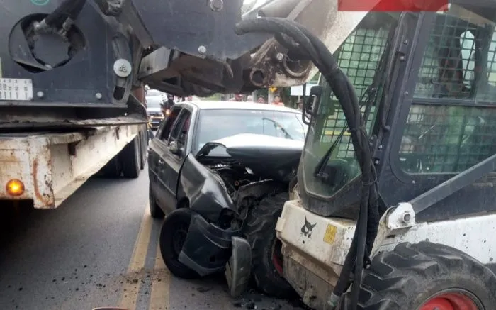 Motorista fica preso às ferragens após bater em empilhadeira em Bombinhas