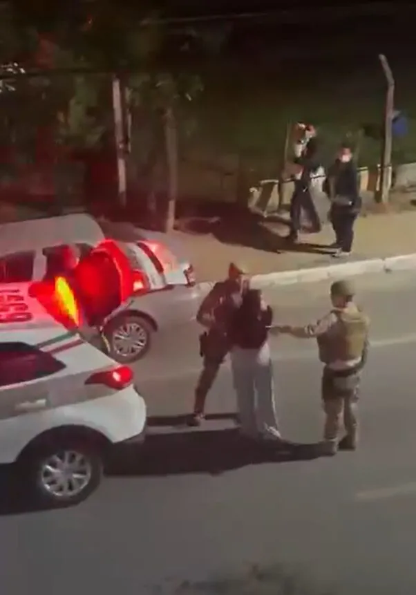 Policial puxa cabelo de mulher em Camboriú e solta frases machistas: “Vai lavar louça”