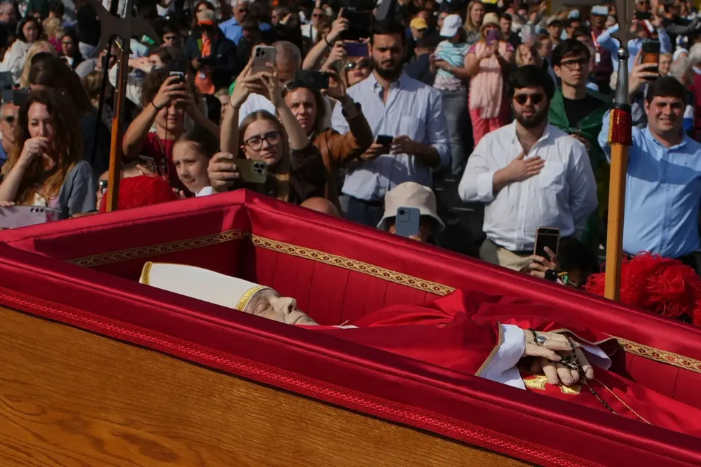 Confira os detalhes dos rituais de fechamento do caixão e sepultamento do papa Francisco