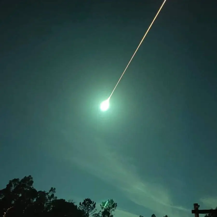 Meteoro é flagrado cruzando o céu de cidades de SC