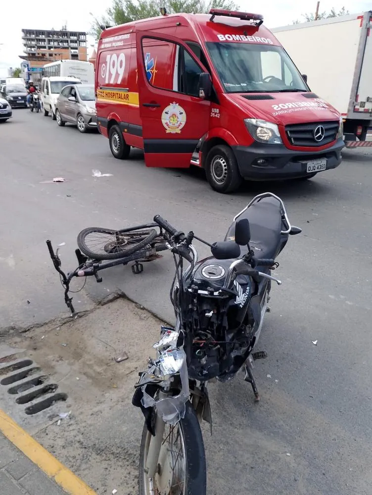 Acidente na Praia Alegre deixa motociclista e ciclista com ferimentos graves 