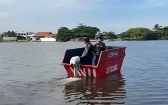 Barra-velhenses criam “caçambateira” e passeiam na lagoa