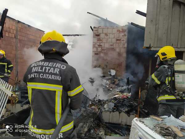 Araquari: Incêndio destrói residência de 50 metros quadrados no bairro Itinga