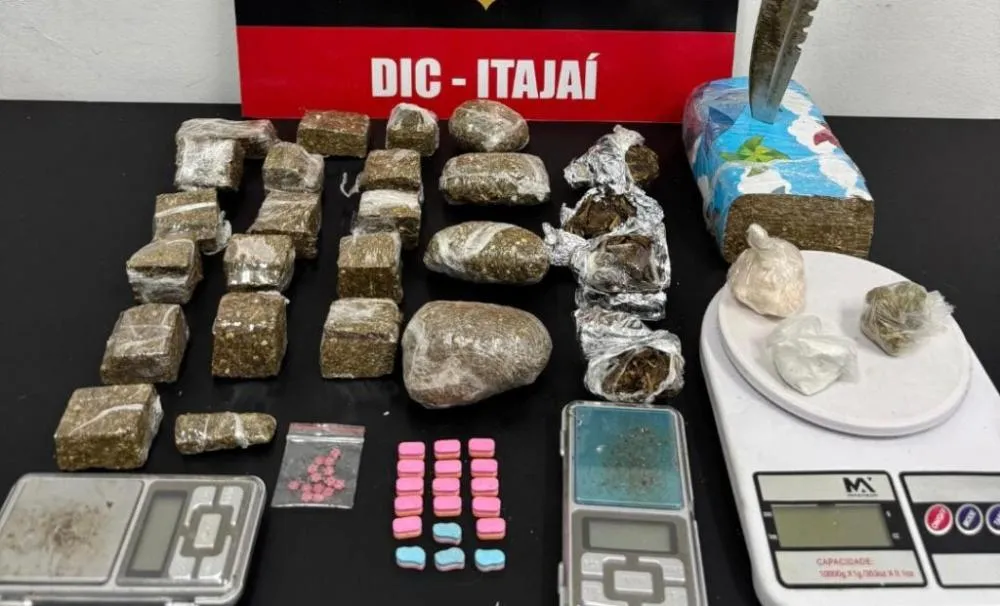 Operação contra tráfico de drogas em Itajaí resulta na prisão de quatro homens e apreensão de drogas