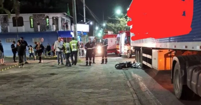 Adolescente morre vítima de acidente entre bike elétrica e caminhão em Brusque