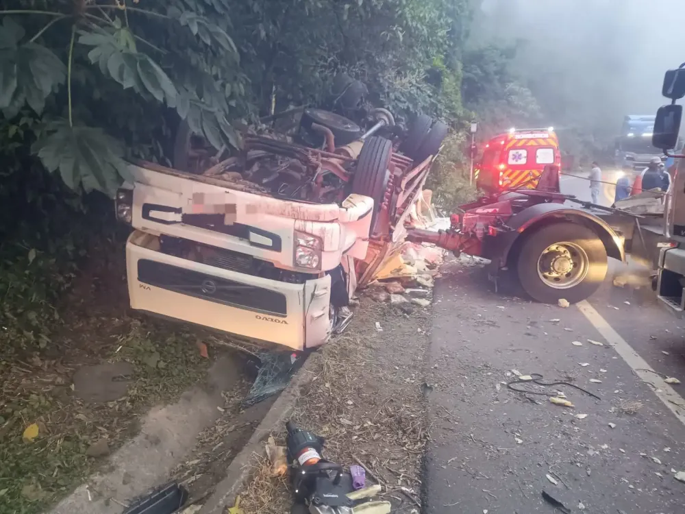 Grave acidente entre caminhões na BR-470 deixa um morto e outro em estado grave em Agronômica