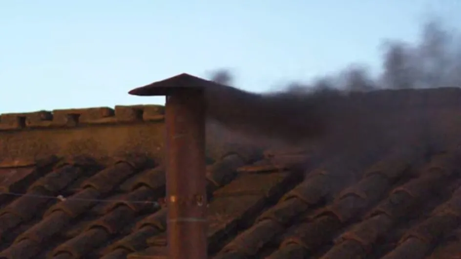 Fumaça preta na chaminé da Capela Sistina no primeiro dia de conclave