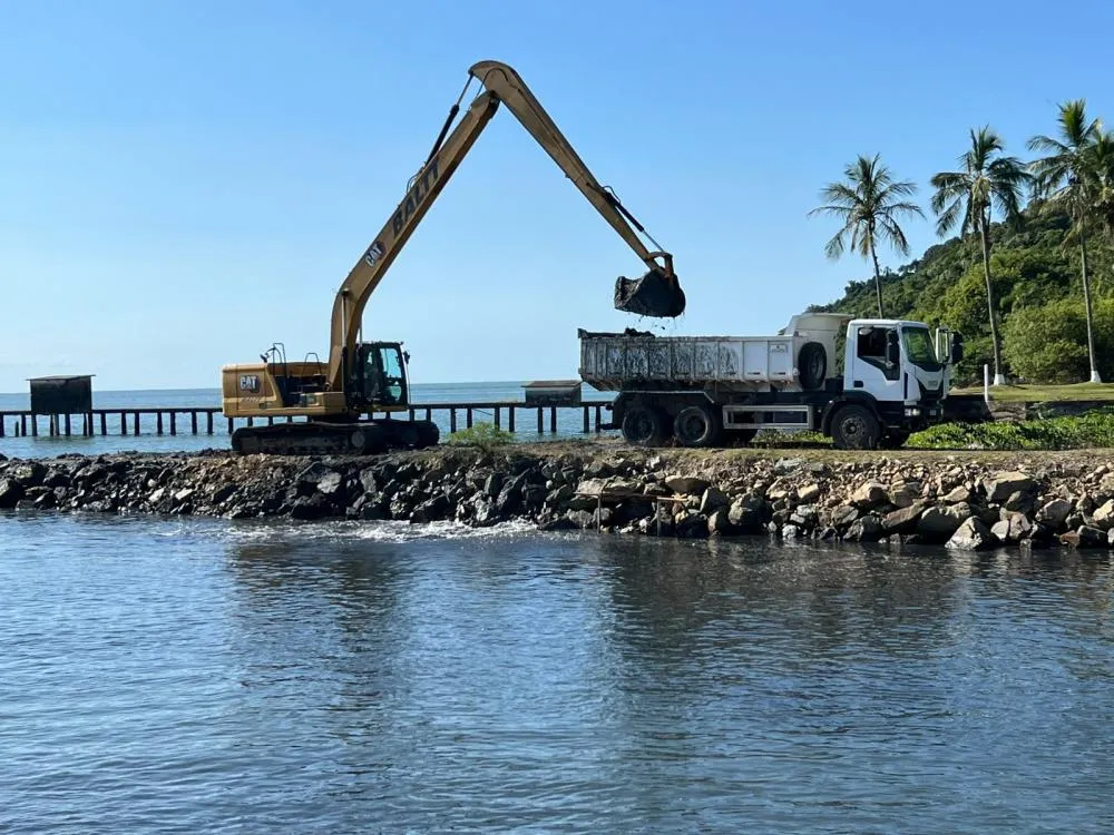 Iniciados trabalhos de desassoreamento da boca da barra do Rio Iriri em Penha