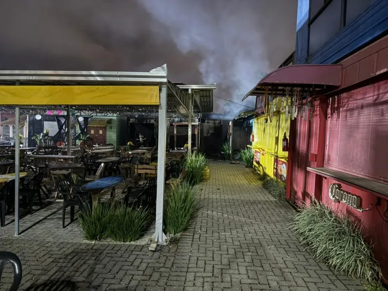 Incêndio em food park de Penha destrói restaurante