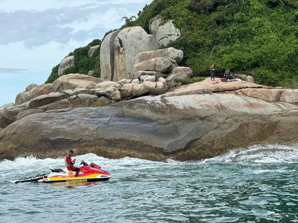 Pescadores são resgatados após naufrágio em São Francisco do Sul