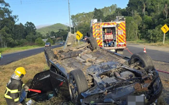 Adolescente capota o carro na Transbeto no Dia das Mães