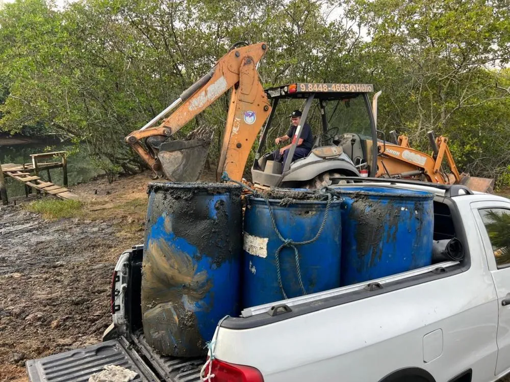 Empresa que descartou peixe podre no Rio Piçarras teve coletar a carga e limpar o local