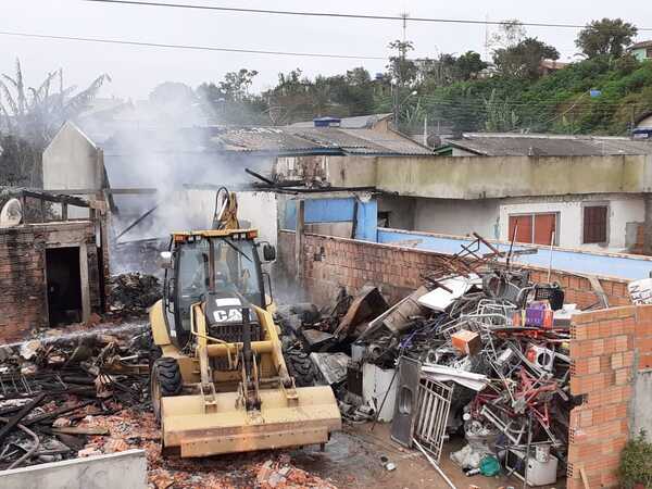 Balneário Piçarras: Incêndio destrói casas no bairro Nossa Senhora da Paz