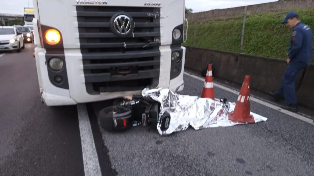 Idoso morre atropelado por carreta no km 142 da BR-101 em Balneário Camboriú