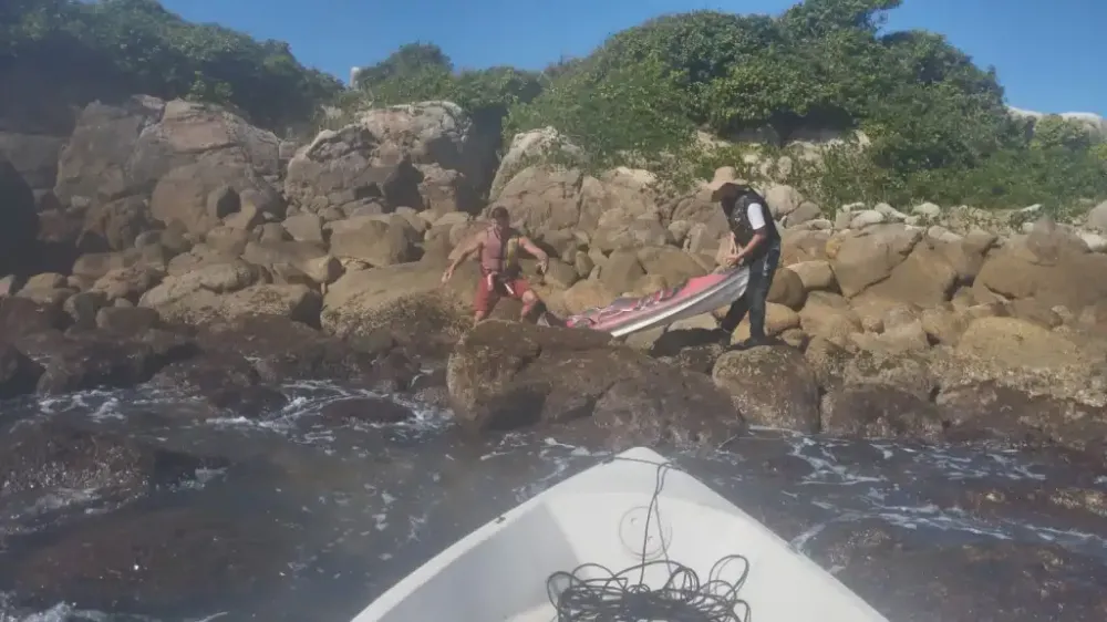 Pescador naufraga em São Chico e é resgatado após conseguir chegar nadando até a ilha da Mandigituba