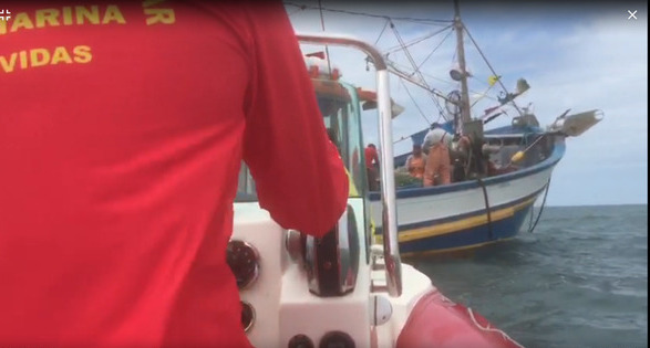 Barra Velha: Pescador com problemas cardíacos é resgatado pelos bombeiros em alto mar