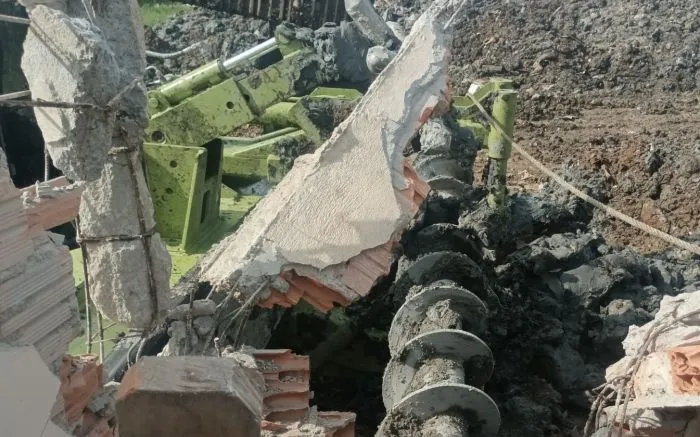 Máquina gigante despenca de construção e destrói três casas no bairro Cordeiros