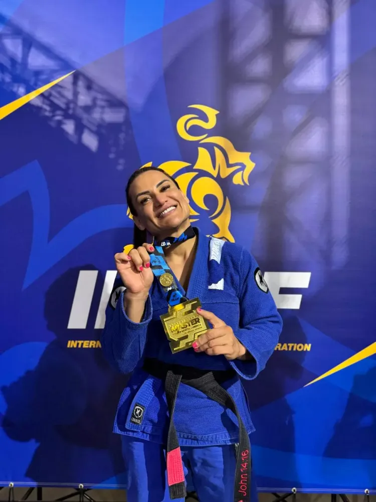 Lutadora de Navegantes conquista ouro em evento de jiu-jitsu nos Estados Unidos