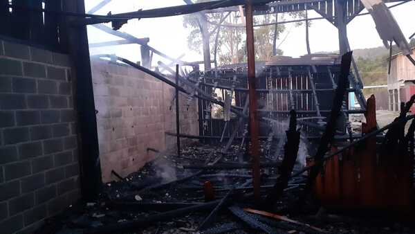 Penha: Incêndio destrói galpão de empresa de contêiner no bairro São Nicolau