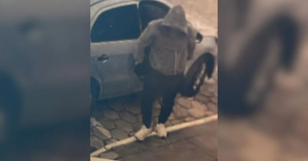 Dupla rouba casa, foge atirando, bate em moto e termina presa em Itajaí
