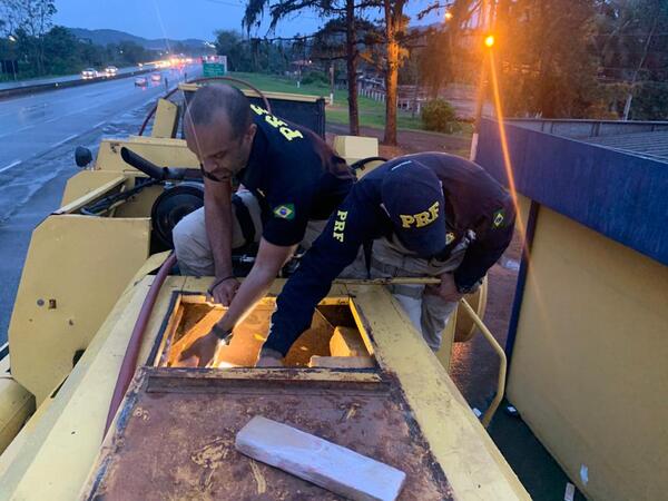PRF apreende cerca de três toneladas de maconha em máquina colheitadeira na BR-101 em Joinville