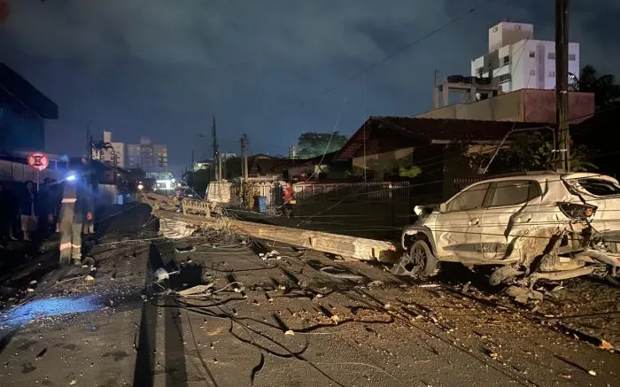 Menor bate com carro de luxo em poste e provoca apagão em Camboriú 