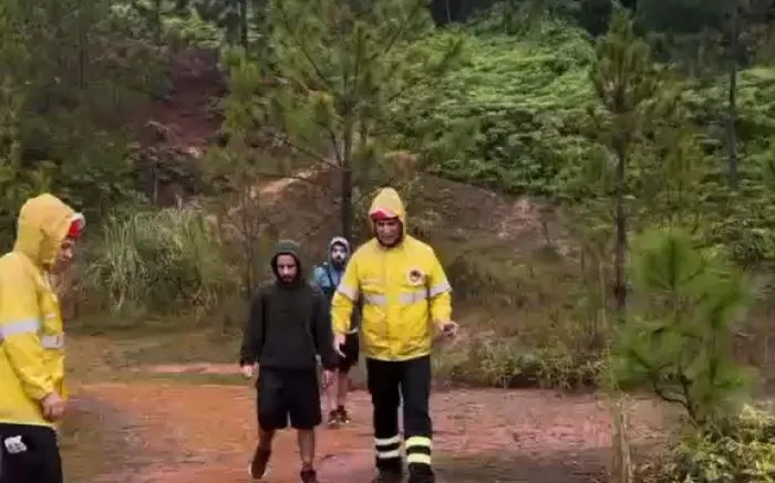 Trilheiros se perdem no Pico da Teta e são resgatados pelos bombeiros